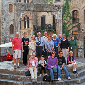 Tour group at the steps in front of the well at San Gimignano